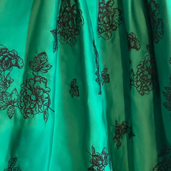 Marchesa Notte Strapless Coquette Embroidered Duchesse Satin Gown Emerald Size 8 - Picture 9 of 15